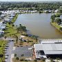 <p align=left>Vue d'une bonne partie du RV Resort. Petite flèche rouge indique notre emplacement. Et non, on ne se baigne pas dans l'étang. Oui, il y a un alligator qui s'y promène... parfois. On ne l'a pas vu cette année.